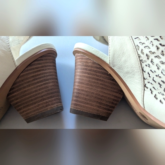 Designer Vince Camuto Perforated Leather Peep Toe Sandals. Size 5M/35 Like New! - Picture 15 of 16